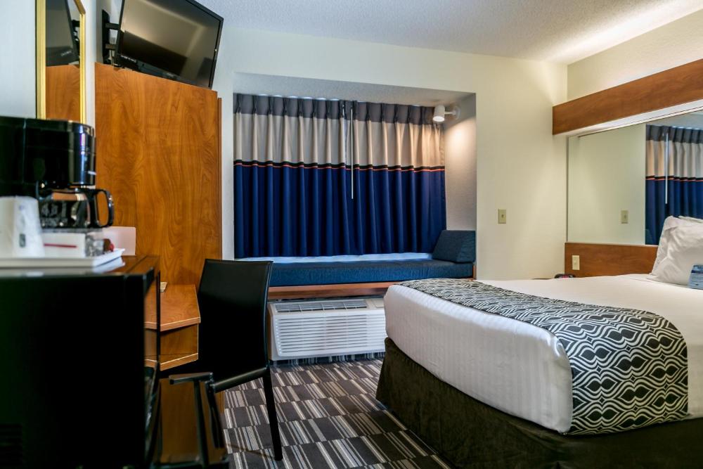 Queen Room - Non-Smoking interior