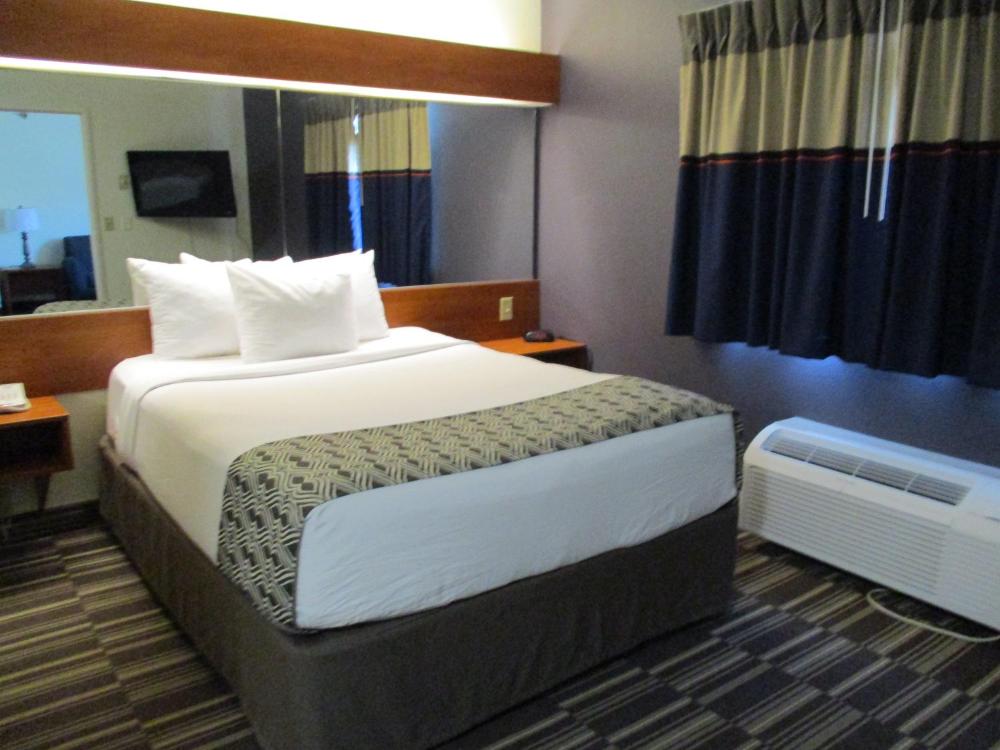 One-Bedroom Deluxe Queen Suite - Non-Smoking interior