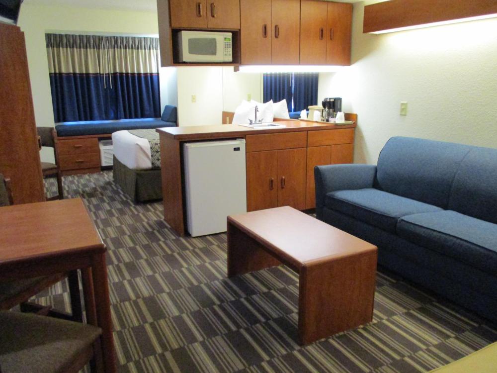 Queen Suite - Non-Smoking interior